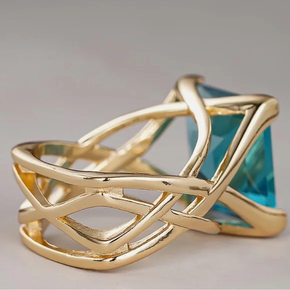 Size 6 Stunning cubic Zirconia Gold and Blue cocktail large statement ring - Picture 3 of 6